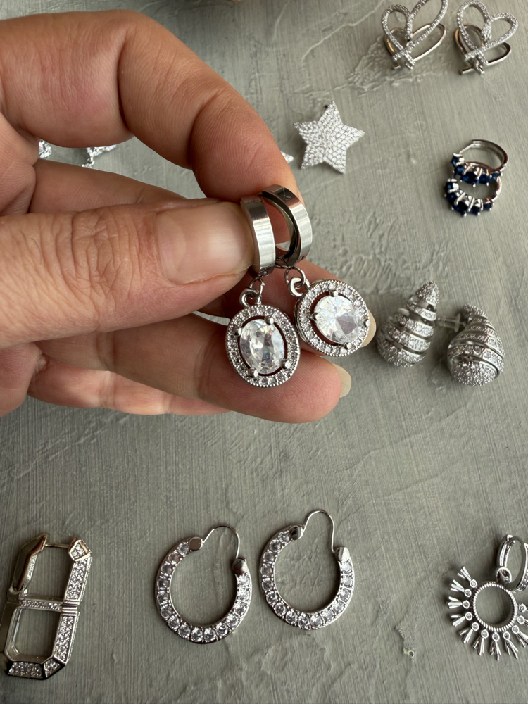 Oval Baget Kesim Beyaz Zirkon Taşlı Sallantılı Çelik Küpe