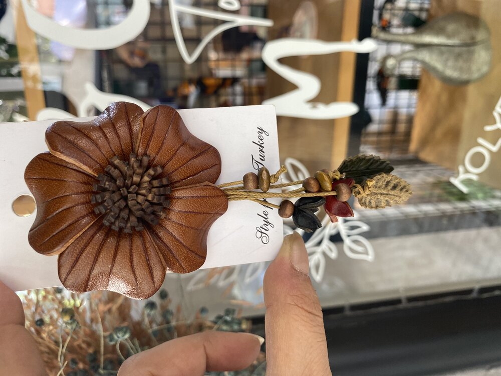 Kahverengi Çiçek Deri Yaka İğnesi/Toka
