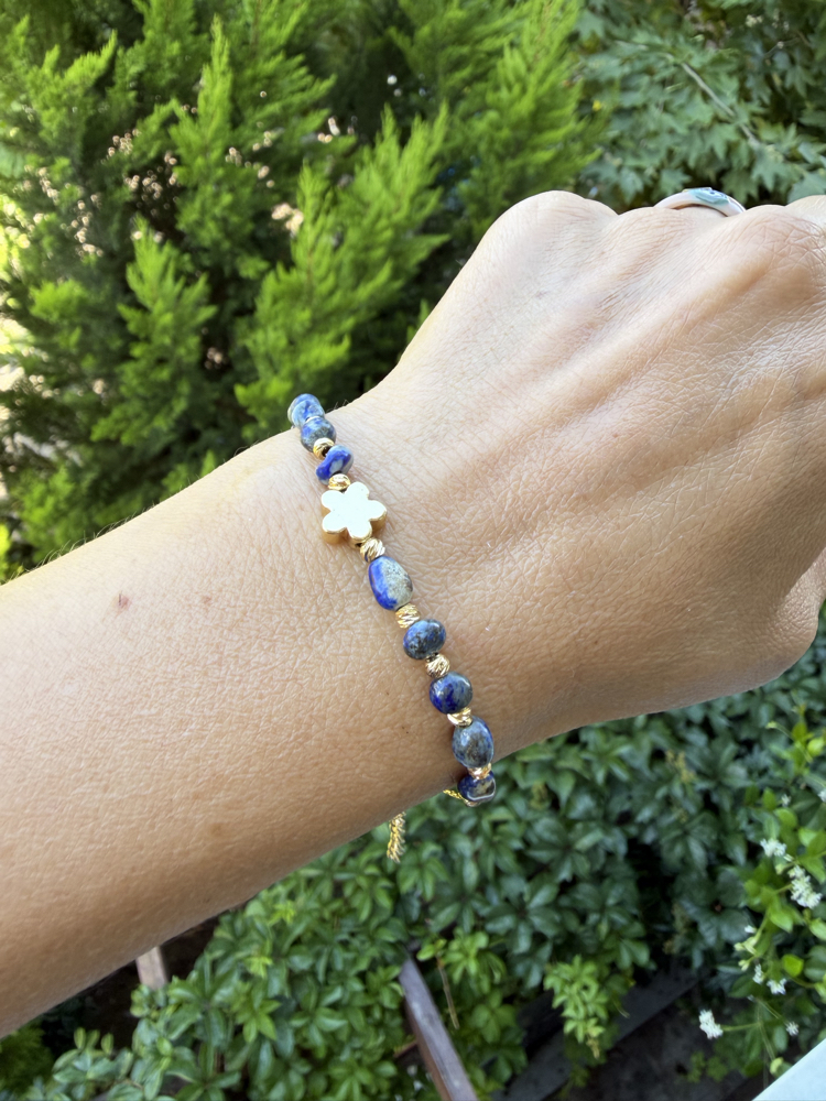 Sodalite Taşlı & Altın Kaplama Çiçek Detaylı Bileklik