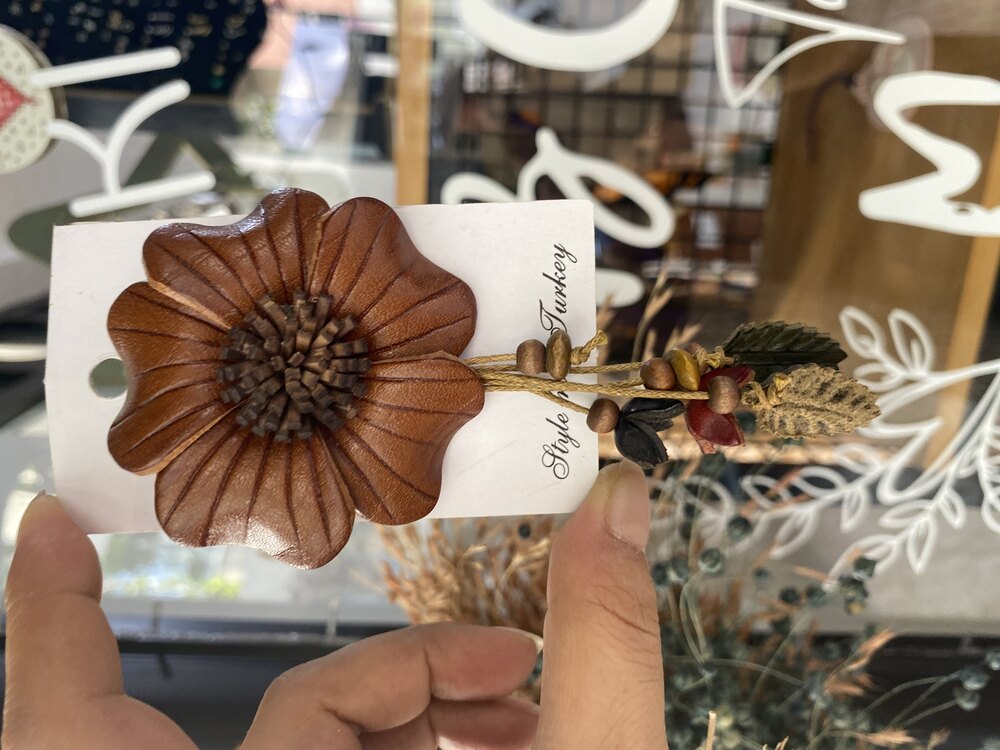 Kahverengi Çiçek Deri Yaka İğnesi/Toka