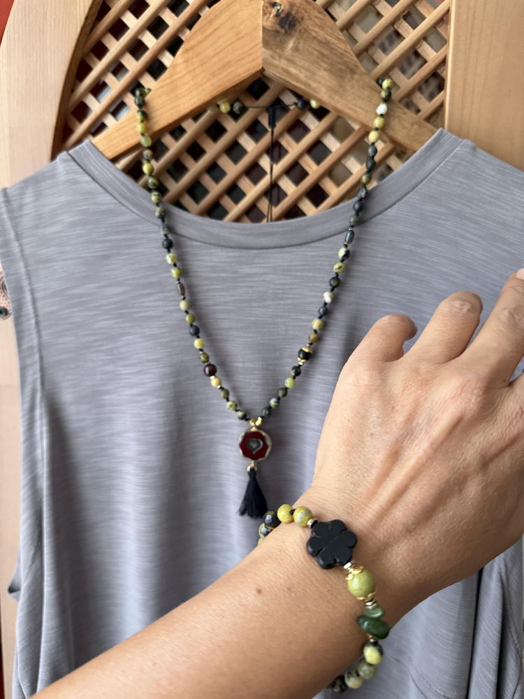 Serpentine & Lal (Garnet) Taşlı Püsküllü Doğal Taş Kolye ve Bileklik 