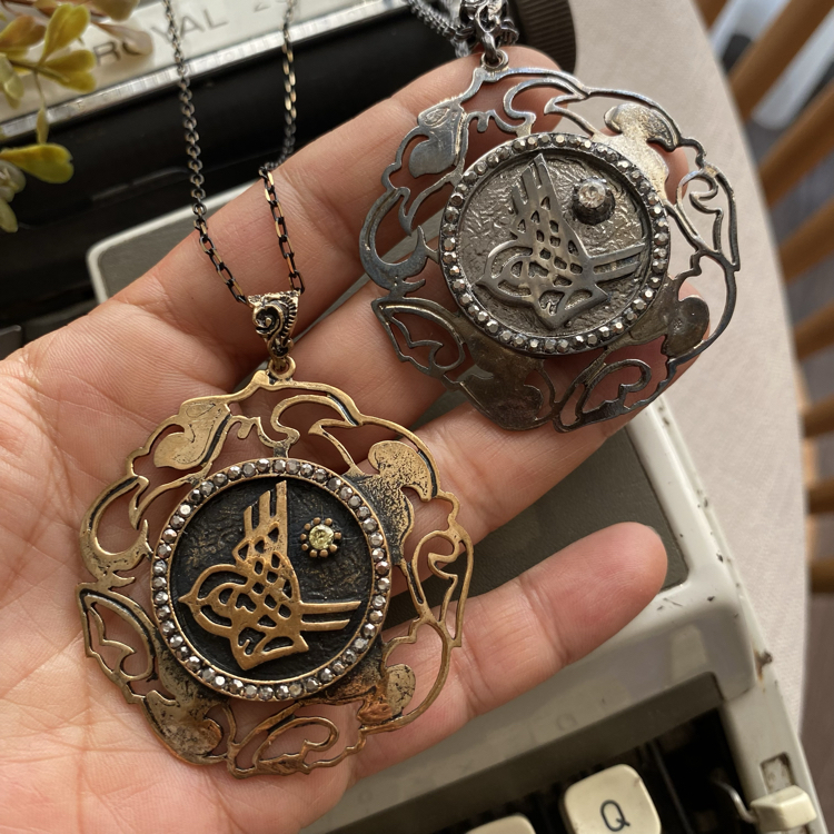 Tuğra Desenli Uzun Bronz Kolyeler