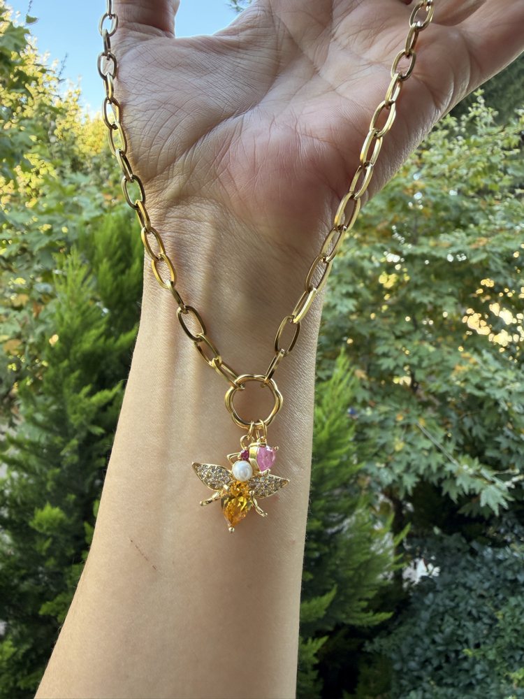 Gold Renk Çelik Ataş Zincir Arı Figürlü Charm Kolye