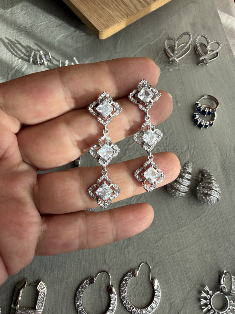 Zirkon Taşlı Üçlü Sallantılı Küpe 