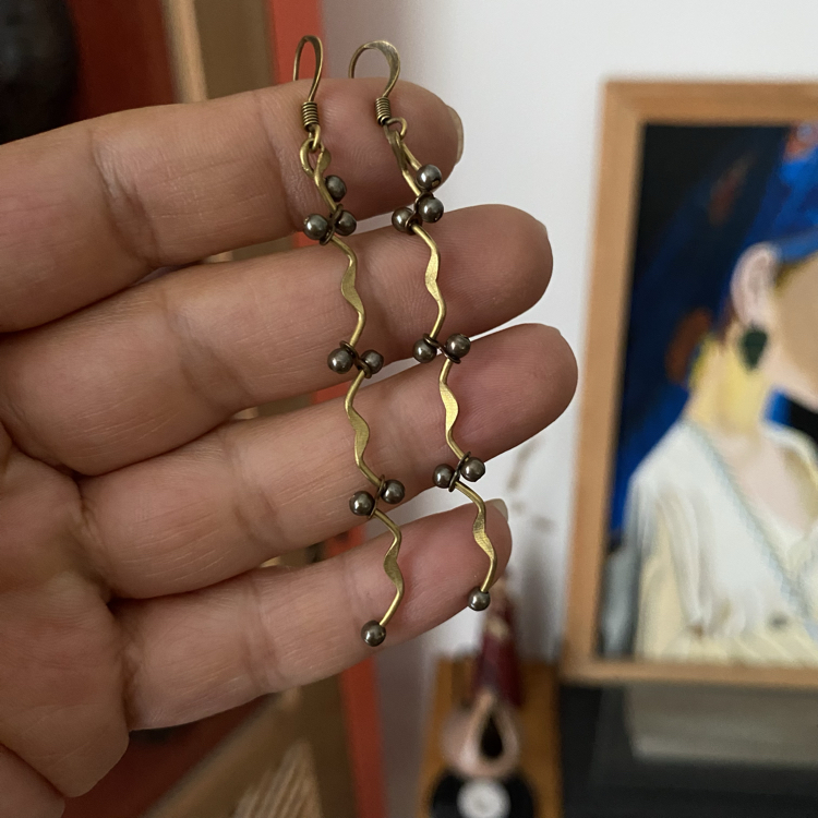 Uzun Dalgalı Küpe Füme Taşlı Küpe