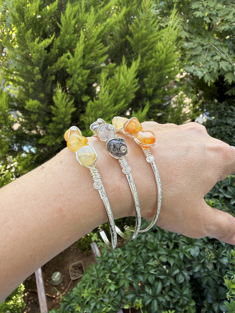 Üç Doğaltaşlı Antik Dokulu Gümüş Cuff Bileklikler