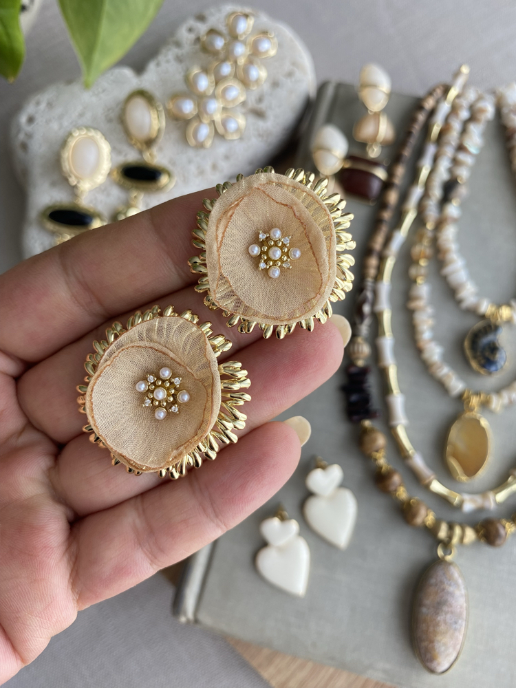 İnci Detaylı Gold Çerçeveli Tül Çiçek Küpe