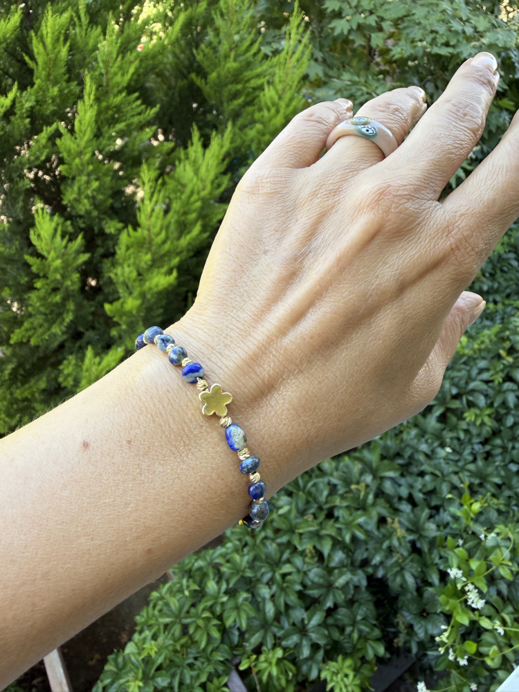 Sodalite Taşlı & Altın Kaplama Çiçek Detaylı Bileklik