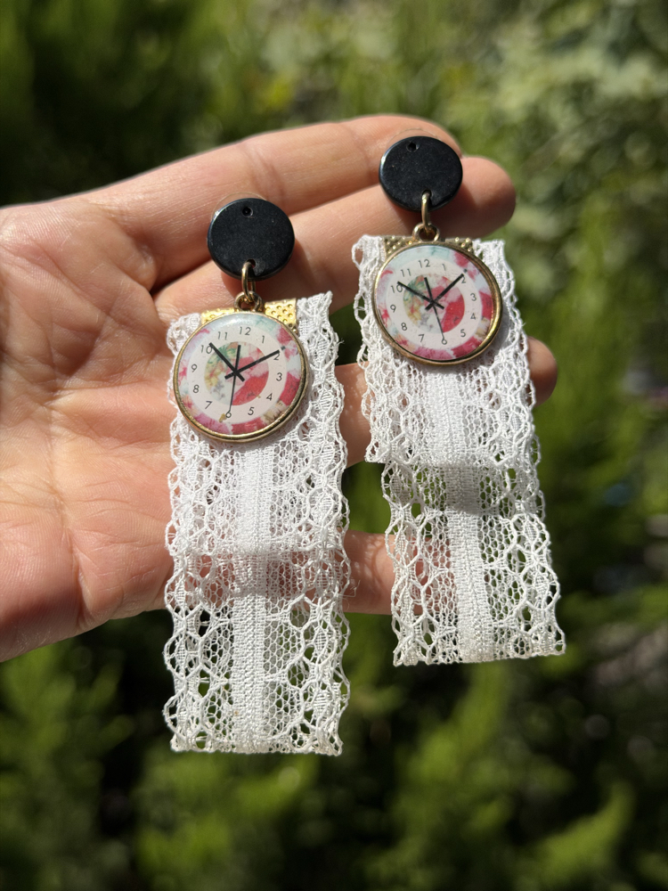 Vintage Saat Kadranı & Beyaz Dantel Detaylı Sallantılı Bijuteri Küpe