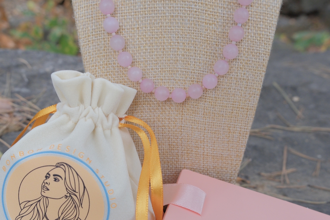 Pembe Kuvars ve Güneş Taşı Kristalleri Kolye
