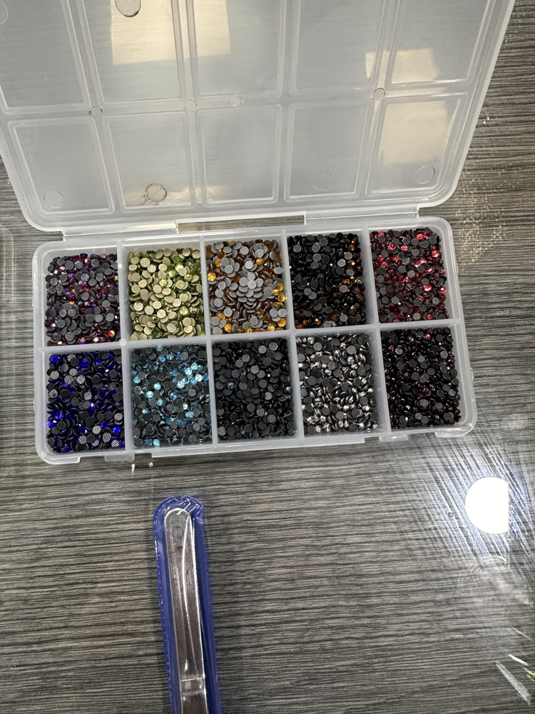 BEDAZZLE 20 Bölmeli Küçük ve Büyük Taş – Yapıştırıcı, Kalem, Cımbız ve Tepsili