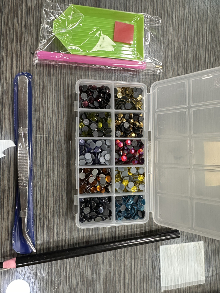 BEDAZZLE 20 Bölmeli Küçük ve Büyük Taş – Yapıştırıcı, Kalem, Cımbız ve Tepsili