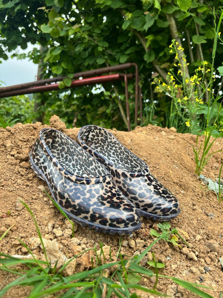 Leopar Desenli Plastik Kadın Bahçe Ayakkabısı