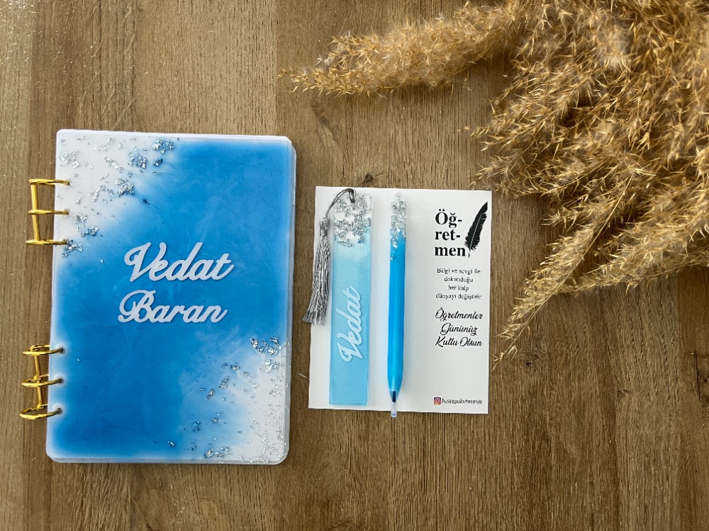 Kişiye Özel Epoksi Defter – Kalem – Ayraç Seti | Mavi Beyaz Desenli