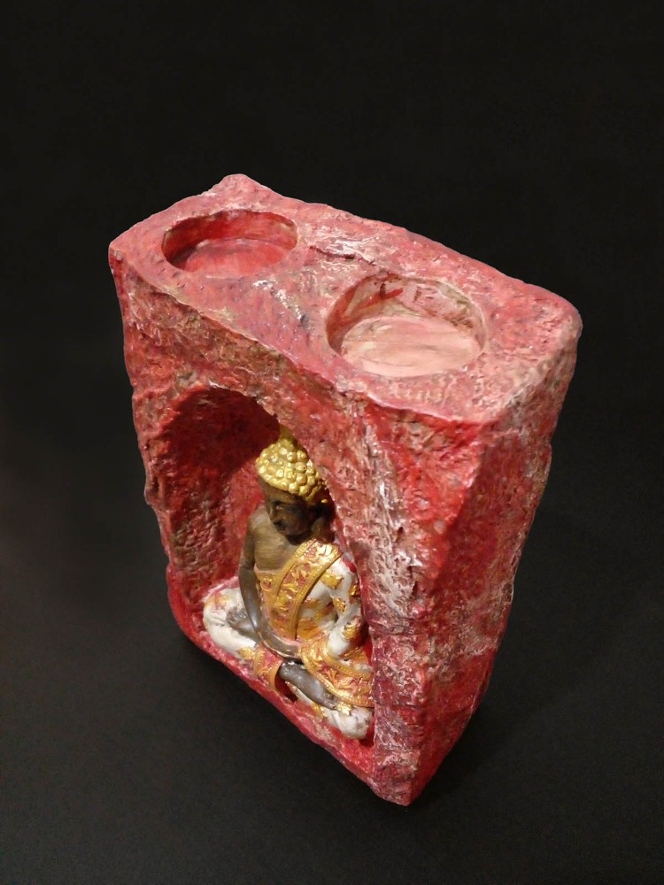 Kırmızı-Beyaz Renkli Mağara İçinde Kahverengi-Beyaz Buda Tealight Mumluk