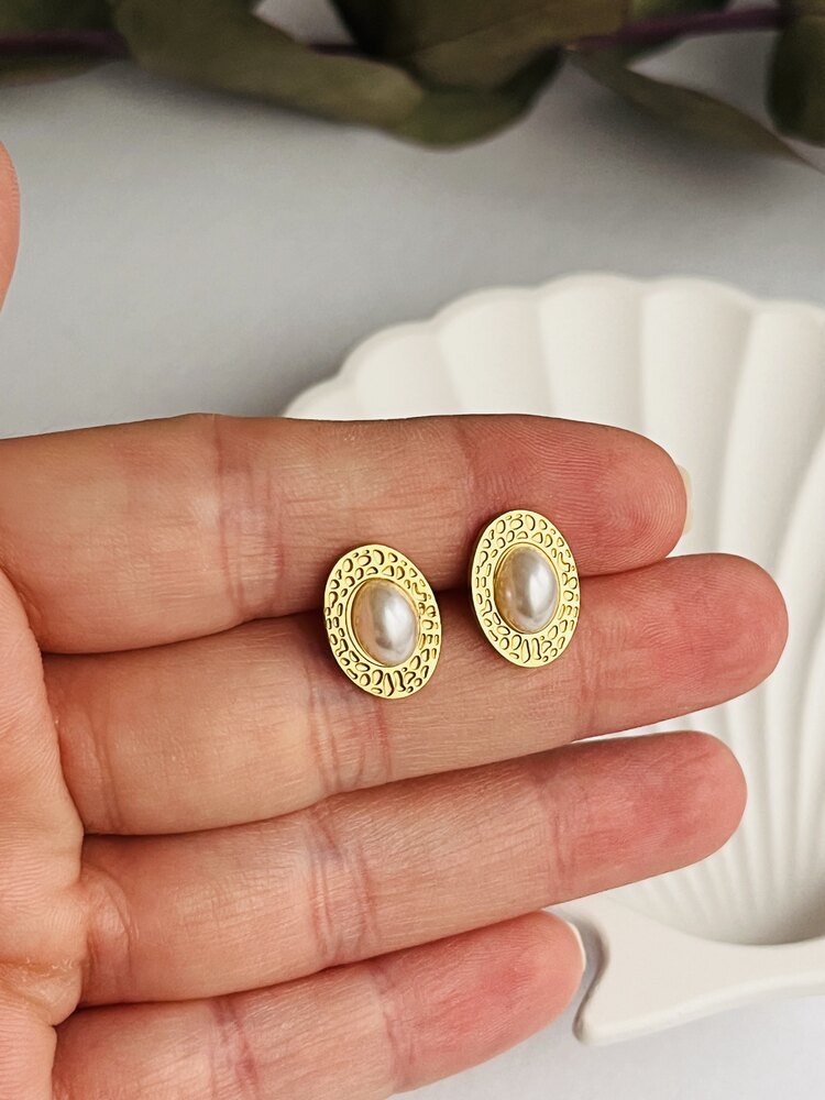 Plaka üzerinde inci detaylı mini çelik küpe *