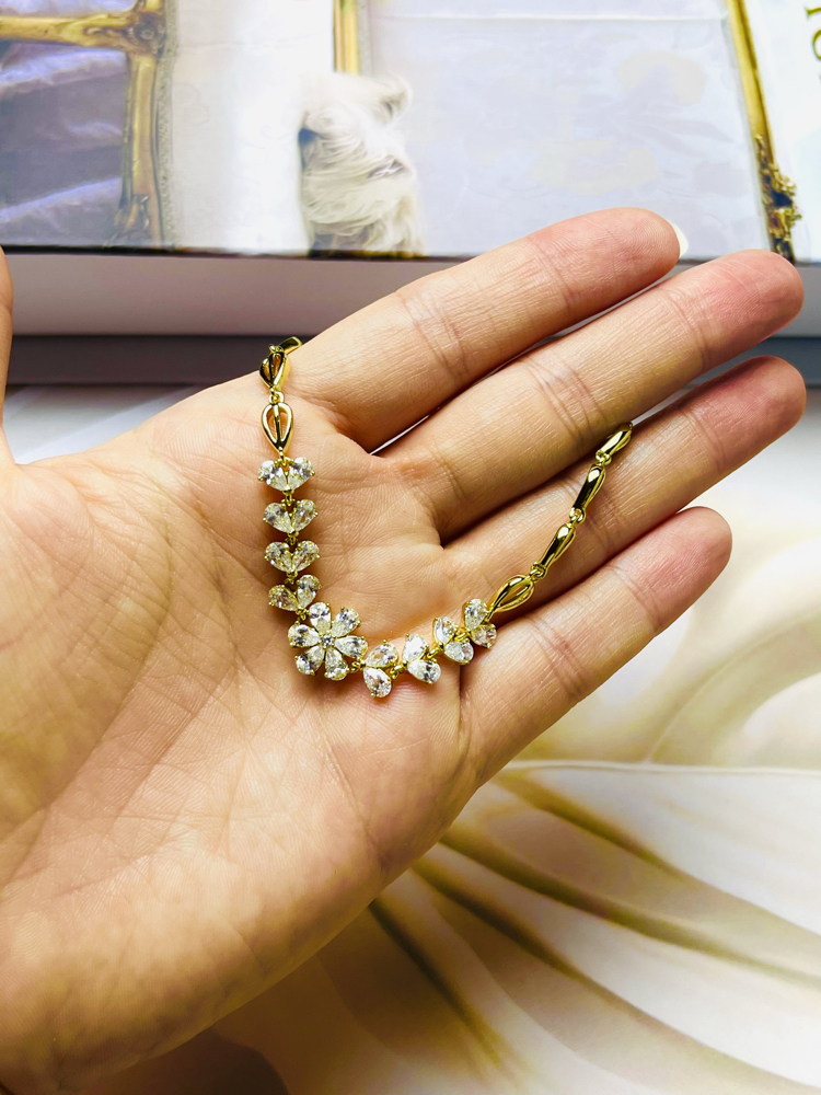Özel seri ortası çiçek model kristal taşlı bileklik