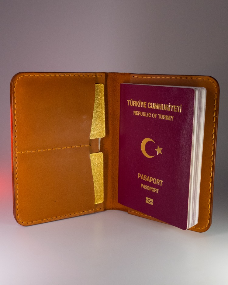 El Yapımı Deri Pasaport Kılıfı – Minimal ve Fonksiyonel Seyahat Cüzdanı
