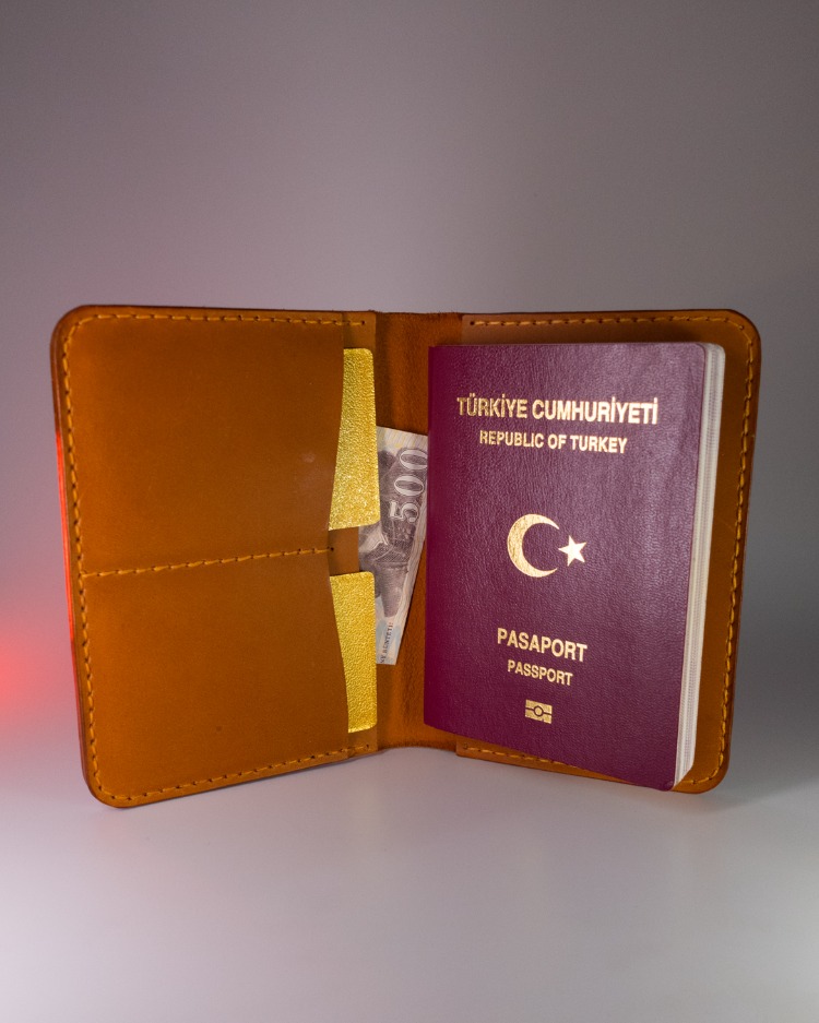 El Yapımı Deri Pasaport Kılıfı – Minimal ve Fonksiyonel Seyahat Cüzdanı