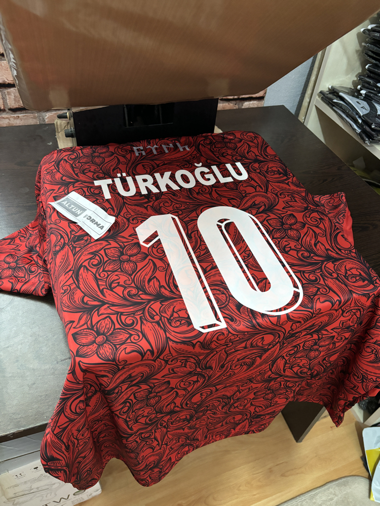 Yetişkin Türkiye Kırmızı Bozkurt Forma Kurt Desenli Kabartmalı
