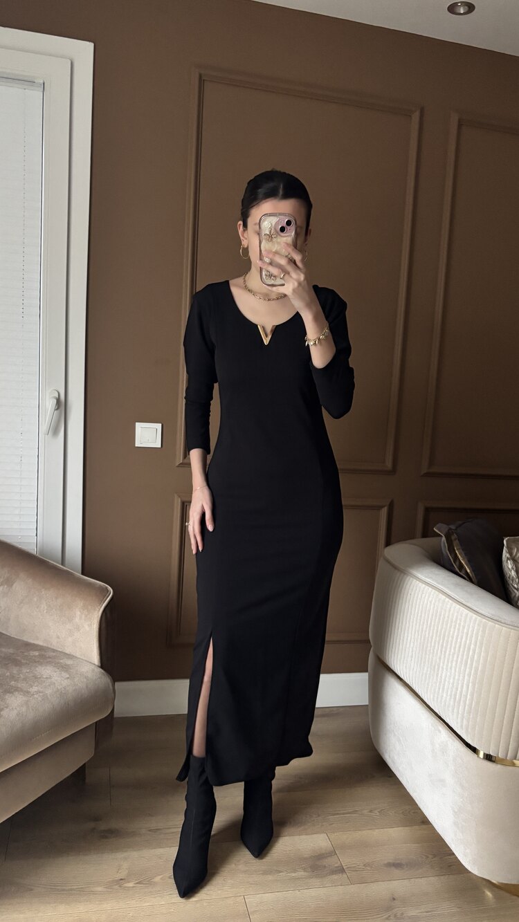 Siyah v Detaylı Elbise