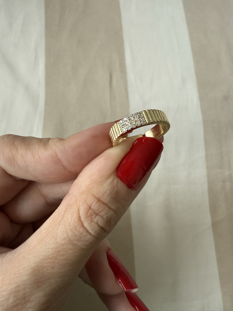 Tırtıklı minik taşlı gold yüzük