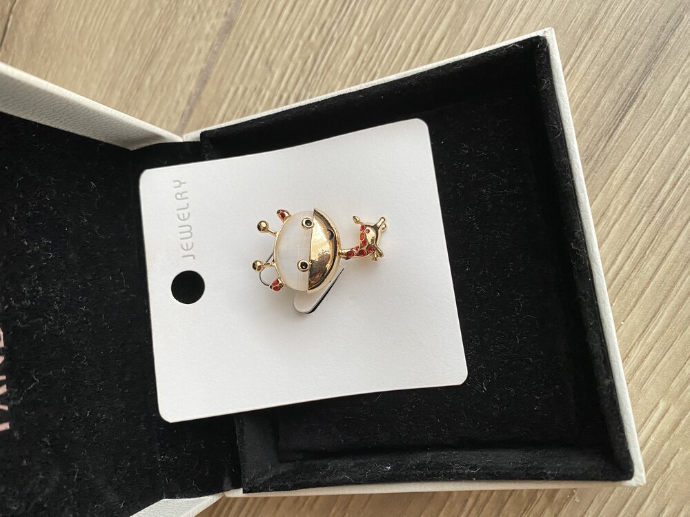 Taşlı zürafa gold broş