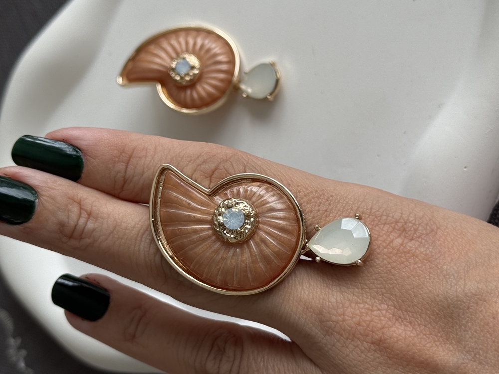 Bej salyangoz opal taşlı küpe