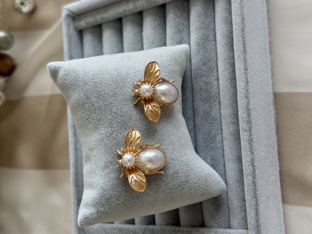 Arılı inci gold küpe