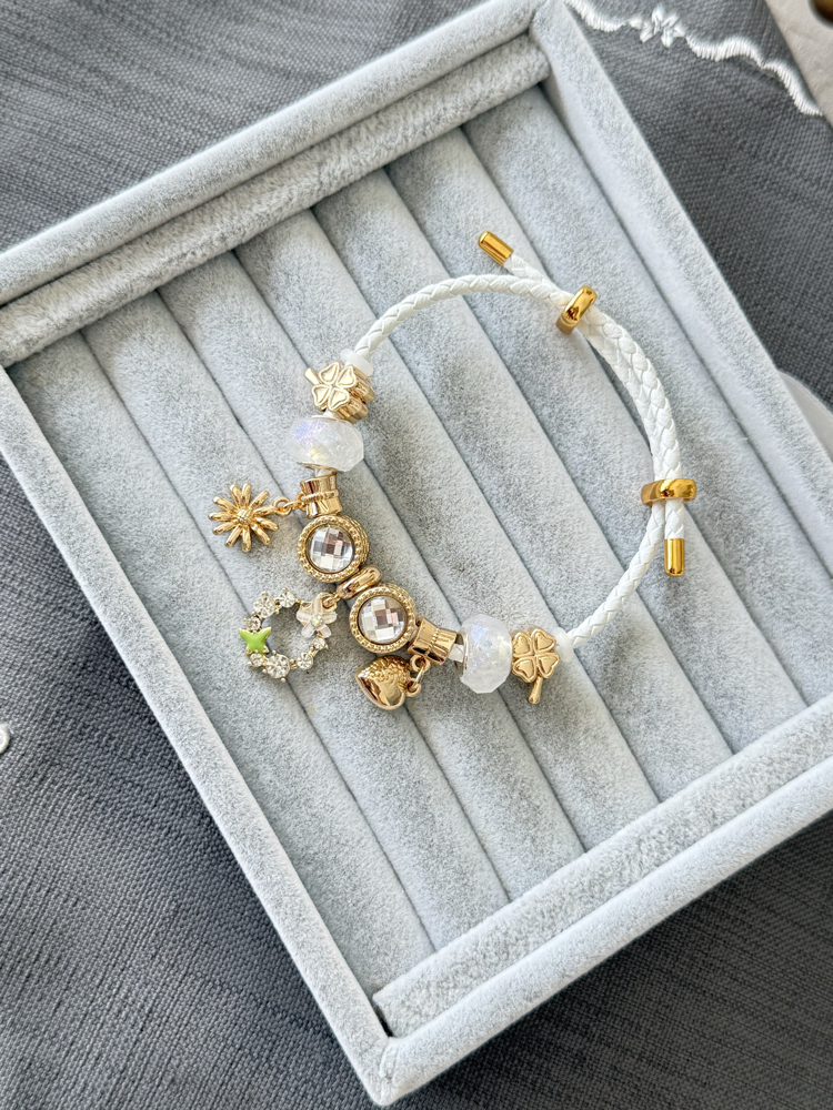 Beyaz örgü deri gold charmlı bileklik