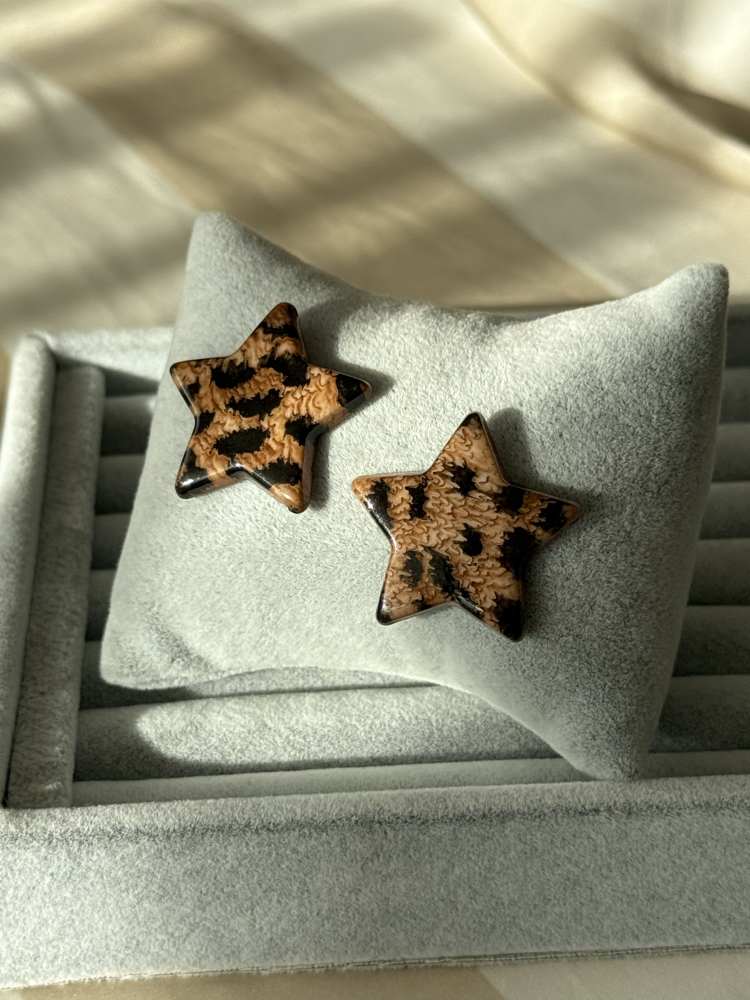 Leoparli yıldız küpe