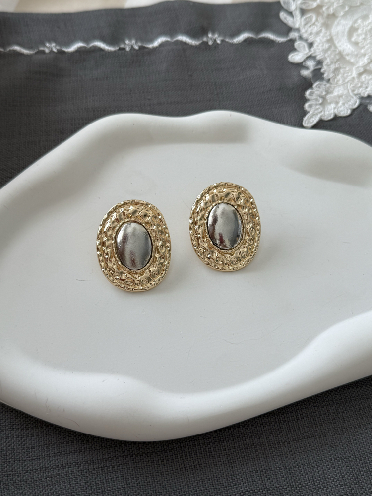 Mng model altın çerçeveli gümüş oval küpe