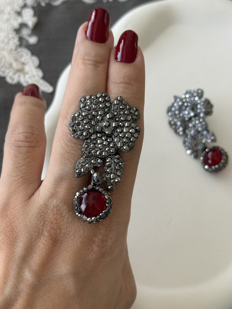Bordo taşlı antrasit kristal çiçek küpe