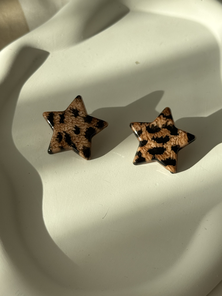 Leoparli yıldız küpe