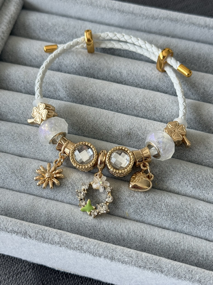 Beyaz örgü deri gold charmlı bileklik