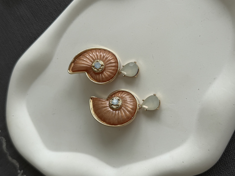 Bej salyangoz opal taşlı küpe