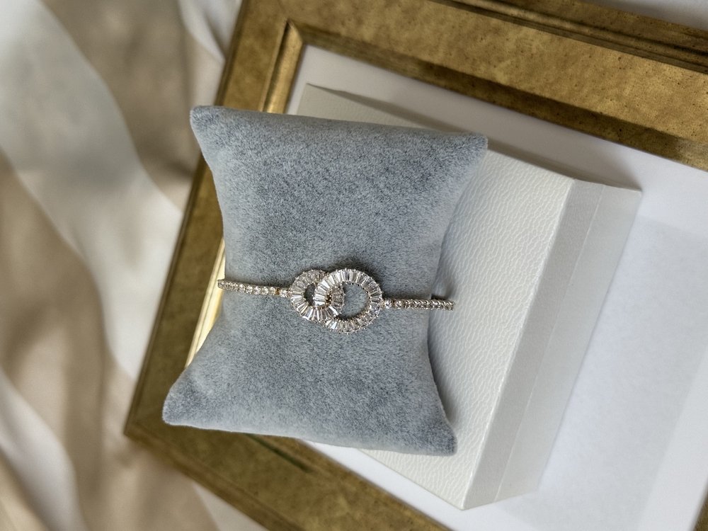 İçiçe geçmiş baget taşlı gold suyolu bileklik