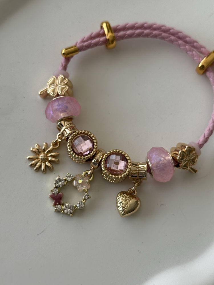 Pembe gold charmlı deri bileklik