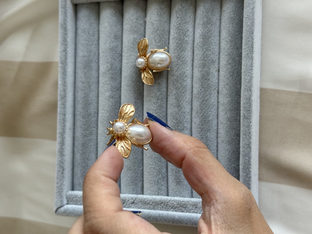 Arılı inci gold küpe