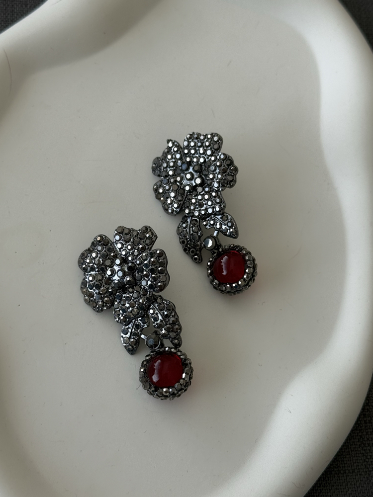 Bordo taşlı antrasit kristal çiçek küpe