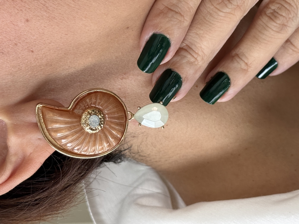 Bej salyangoz opal taşlı küpe