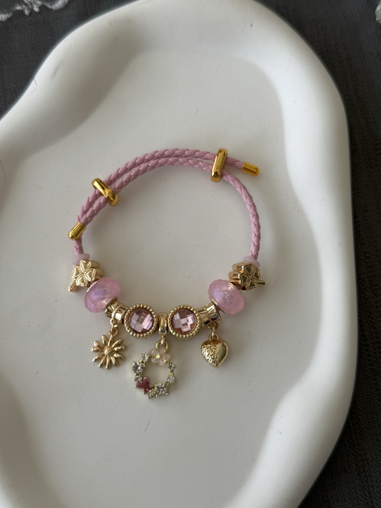 Pembe gold charmlı deri bileklik
