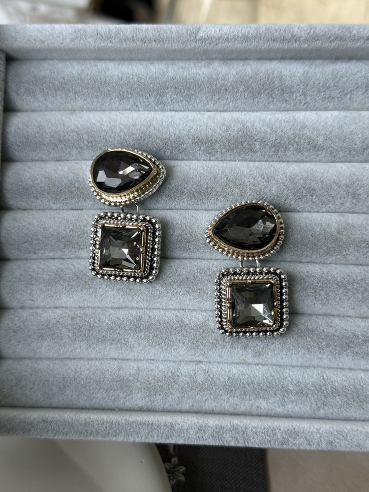 Zr model parlak taşlı küpe