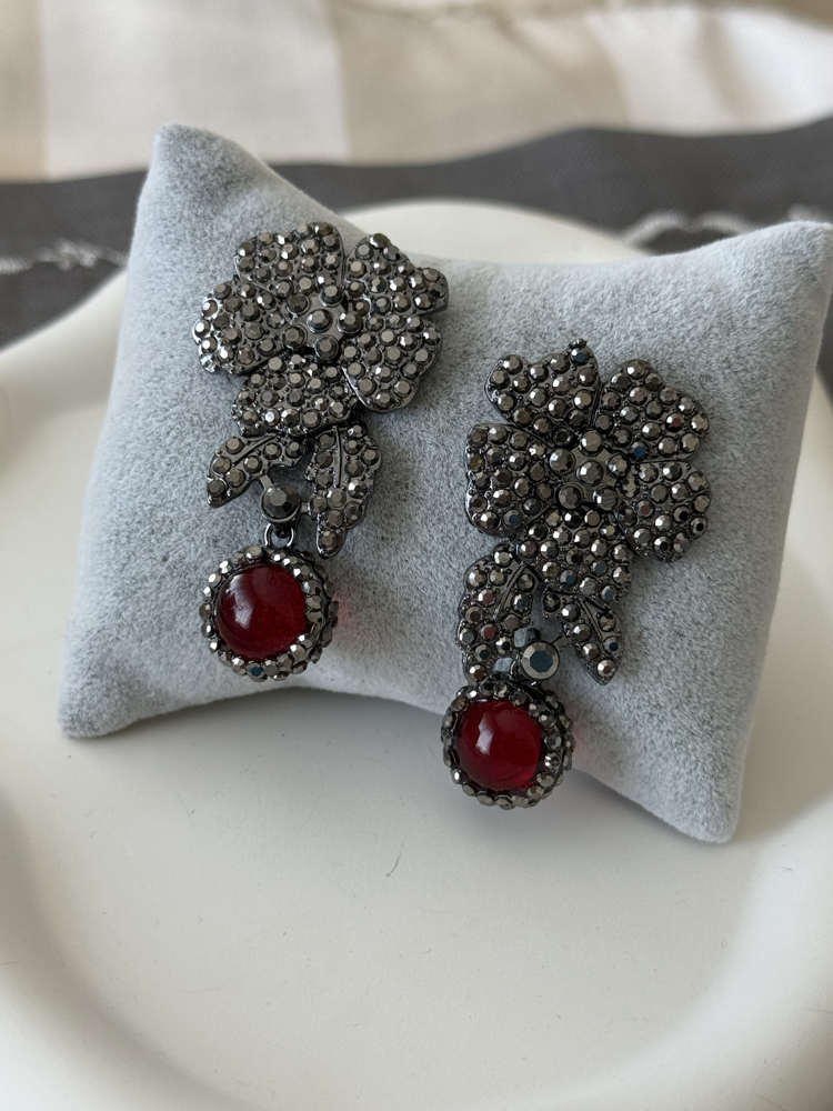 Bordo taşlı antrasit kristal çiçek küpe