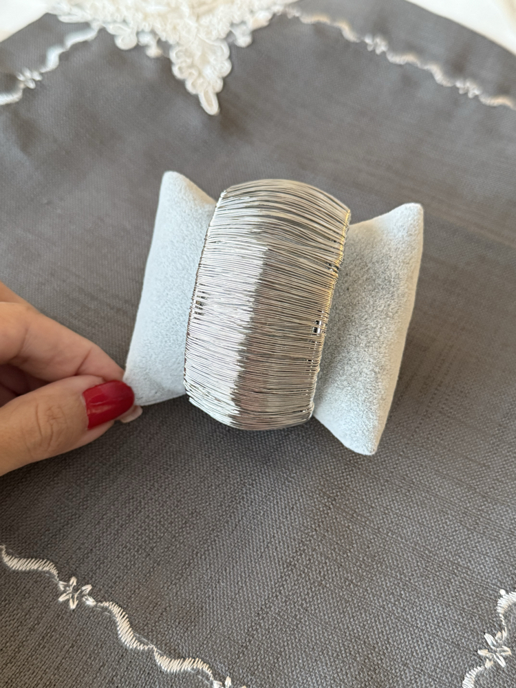 Gümüş renk tel görünümlü bombeli bileklik