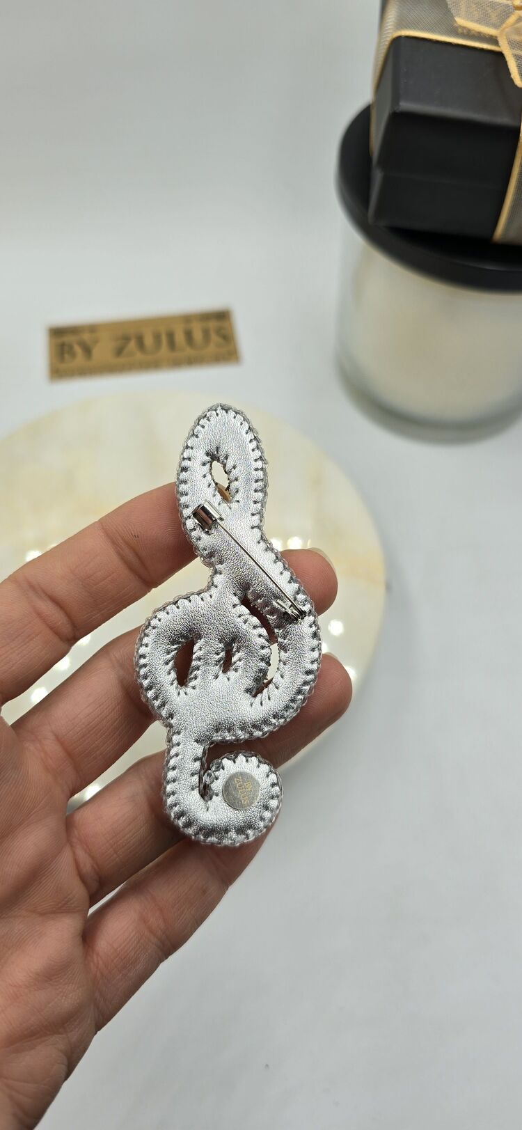 Beyaz Solanahtarı Broş