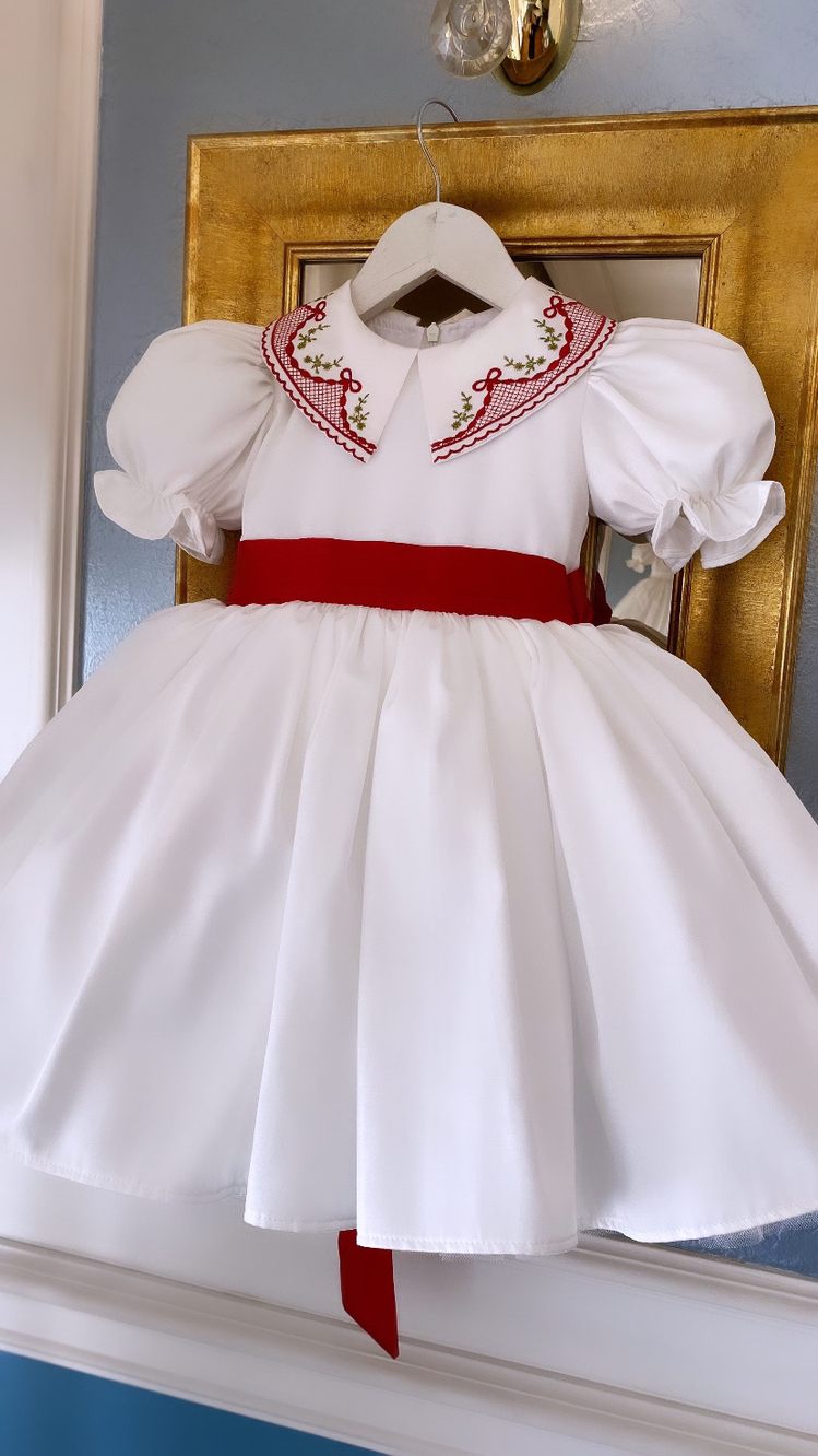 Yaka nakışlı elbise