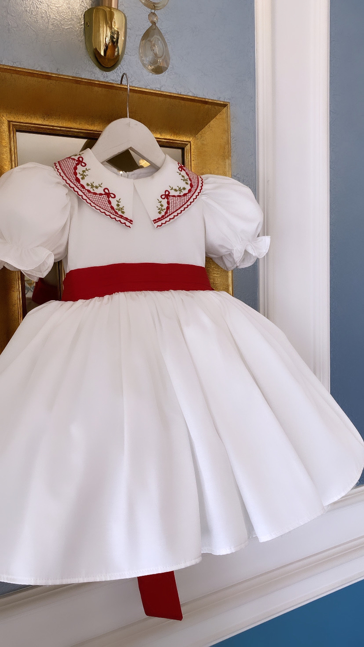 Yaka nakışlı elbise