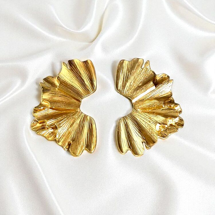 Gold Yarım Halka Kıvrımlı Küpe