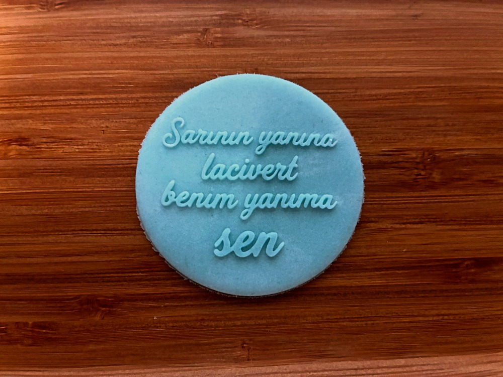 26565 Sarının yanına lacivert benim yanıma sen yazılı pleksi kabartma plakası